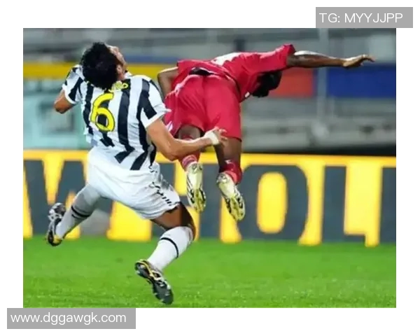 足球明星意外遭雷击瞬间视频曝光引发网友热议与讨论