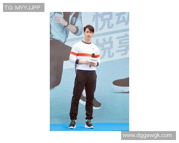 足球明星短袖造型大赏尽显运动魅力与时尚风范的精彩瞬间