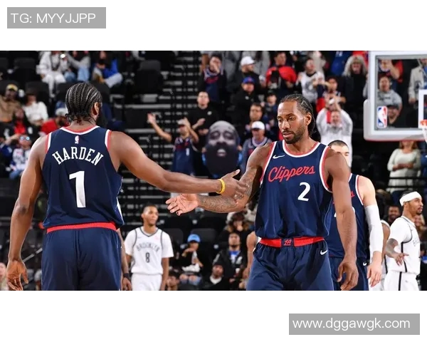 足球明星齐聚观战篮网比赛精彩瞬间回顾视频分享