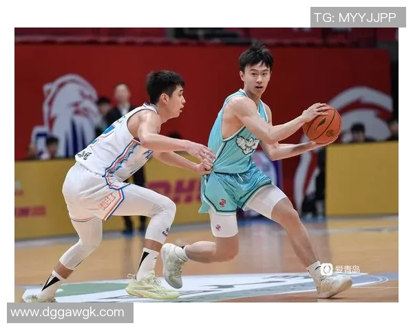 CBA青岛主场迎战深圳队全力争胜展现球队实力与斗志